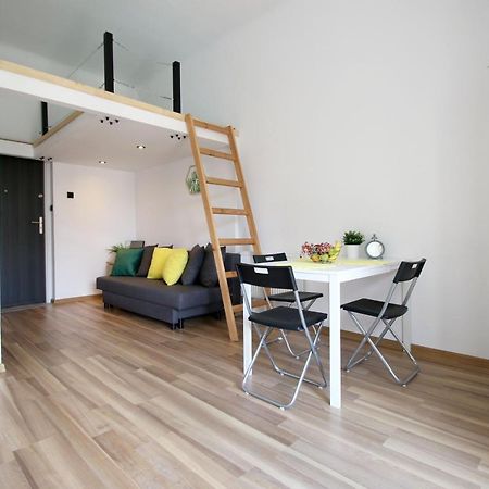Sunny Studio In The City Center Лодз Екстериор снимка