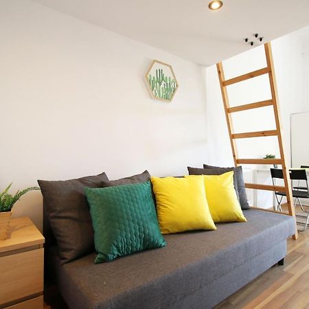 Sunny Studio In The City Center Лодз Екстериор снимка